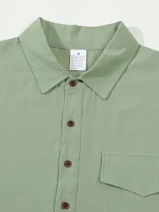 Gros plan detail chemise homme casual couleur unie manches longues col avec poche poitrine.