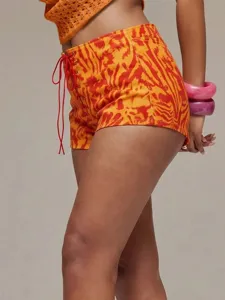 Vue rapprochée de short court taille haute tie-dye à lacets, détails latéraux et coupe ajustée.