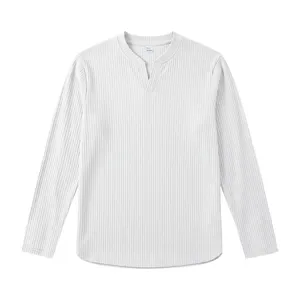 Vue détaillée du haut à manches longues et col en V côtelé blanc pour homme, style casual.