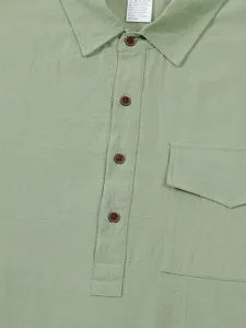Chemise polo homme en lin uni à manches longues détail du col et des boutons marron.