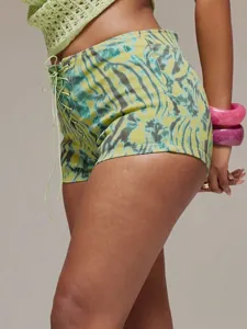 Vue détaillée de short taille haute tie and dye avec laçage latéral et motifs colorés tendance.