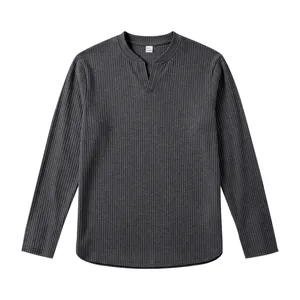 T-shirt à manches longues en tricot gris foncé pour homme, col V et texture côtelée élégante.