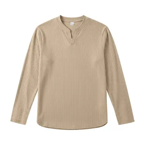 Gros plan sur la texture côtelée et le col en V du haut en tricot à manches longues pour hommes.