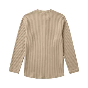 Vue arrière détaillée du pull tricoté à manches longues côtelées décontracté pour hommes.