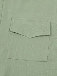 Gros plan détaillé montrant la poche de poitrine et les belles coutures d'une chemise verte.