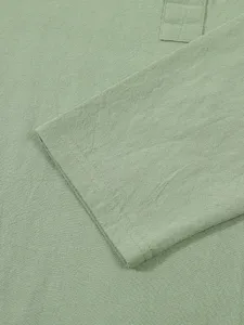 Détail de chemise à manches longues en lin pour homme, tissu respirant, mode d'automne.