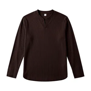 Vue détaillée du t-shirt à manches longues et col en V côtelé marron foncé pour hommes.