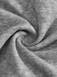 Detailgezicht van de grijze gebreide stof met zachte textuur en comfortabel truimateriaal.