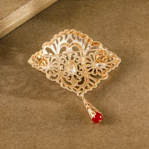 Gedetailleerd overzicht van de gouden vintage paleis broche achterkant met pin en rode hanger.