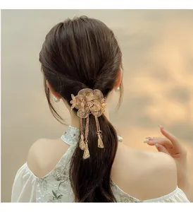 Elegant flower hair clip with vintage tassels, perfect for retro hairstyles and ponytails.