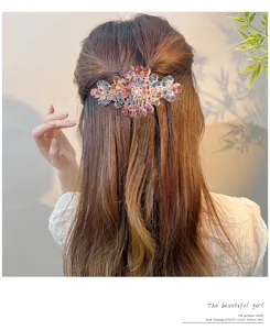 Rhinestone Haarklammer Detail mit funkelnden bunten Kristallblumen aus Metall Spange Haar.