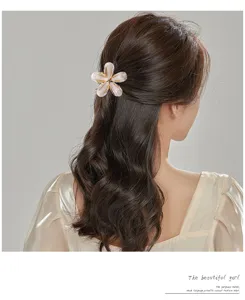 Blumen Haarklammer für Mädchen, kleine Harz Haarnadel für Pony und feines Haar im Detail.