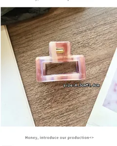 Nahaufnahme der kleinen Acryl Haarklammer mit rosafarbenem Farbverlauf für schöne Frisuren.