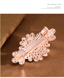 Roségoldene Blumen Haarklammer metallische Spange elegantes Haaraccessoire Detailansicht.