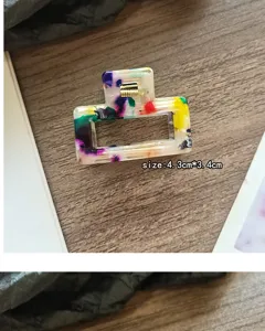 Nahaufnahme der bunten Acetat Haarklammer, geometrisches Rechteckdesign, sichere Metallfeder.