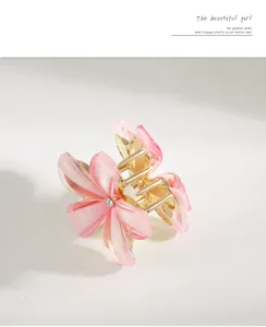 Detaillierte Nahaufnahme der süßen rosa Blumen Haarklammer mit zarten Kunstharzblütenblättern.