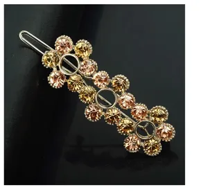 Elegant crystal hair clip featuring sparkling rhinestones for stylish daily wear!