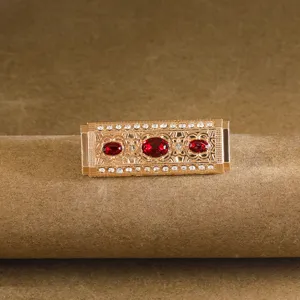 Vintage paleis stijl gouden rechthoekige broche met rode rubijn stenen en zirkonia.