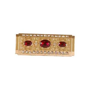 Prachtige vintage paleisachtige lange broche detail, met levendige rode edelstenen en kristallen.