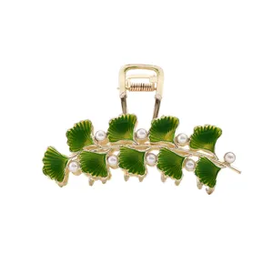 Gouden ginkgobladeren haarlemmer met groene emaille en parels voor dames haarstijl.