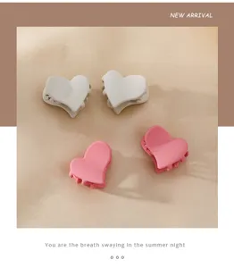 Set de cuatro mini pinzas para el pelo en forma de corazón rosa y blanco, acabado mate, accesorios.