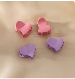 Detalle de pinza de pelo de corazón mate, mini accesorios bonitos para el peinado diario.