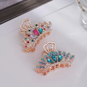 Detailansicht der Metall Krone Haarklammer mit bunten Strasssteinen, elegante Haarspange.