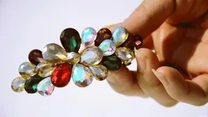 Primo piano dettagliato di una molletta per capelli con strass scintillanti, accessorio elegante.