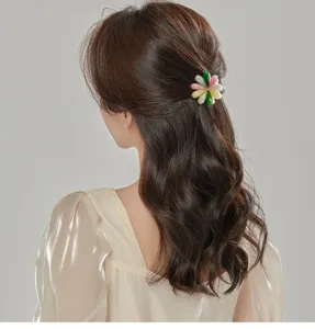 Elegant floral hair claw clip for women, colorful resin flower hair accessories for styling hair.