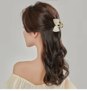 Vista dettagliata dell'elegante pinza per capelli con fiocco in strass, dettagli di cristallo.