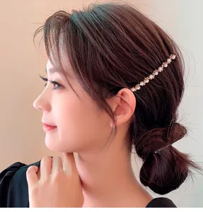 Detailaufnahme des eleganten Perlen Strass Haarkamms, schicke Legierung Haarnadel für Frisuren.