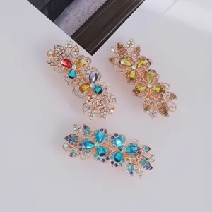 Detailansicht der funkelnden Strass Blumen Haarklammer, roségoldene Frisurenspange elegant.