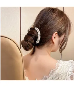 Vista detallada de peineta para el pelo con perlas y estrás, elegante accesorio para moño.