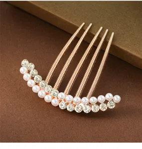 Exquisito peine para el cabello en oro rosa detallado con pedrería brillante y perlas clásicas.