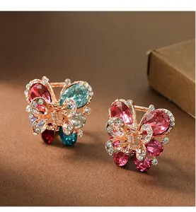 Exquisites Schmetterling Strass Haarklammer Detail, glänzendes Kristall Haaraccessoire.