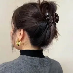 Detail view of the elegant small pumpkin hair claw, showcasing stylish daily hair styling effect.
