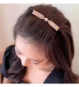 Strass Haarkamm Detail mit funkelnden Kristallen auf Metallbasis für elegante Hochsteckfrisuren.