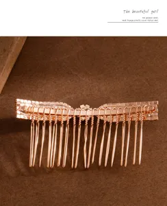 Roségoldener Strass Haarkamm Detailansicht mit glitzernden Kristallen und feinem Metall.