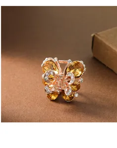 Detaillierte Kristall Schmetterling Haarklammer, eleganter bernsteinfarbener Strass-Stil.