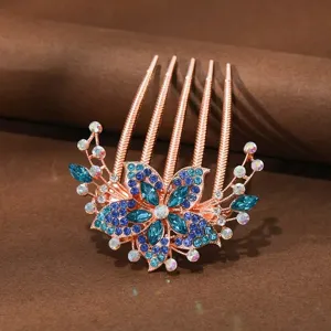 Primer plano de una peineta para el cabello de estrás oro rosa con flor de cristal brillante.