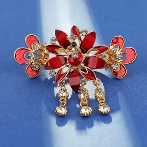 Exquise pince à cheveux strass rouge avec pampilles suspendues, vue de détail vintage.
