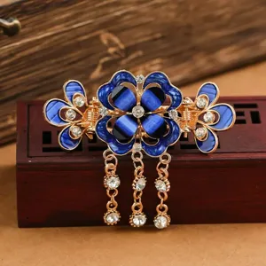 Vintage blaue Blume Strass Quaste Haarklammer Haarschmuck Detailaufnahme elegantes Design.