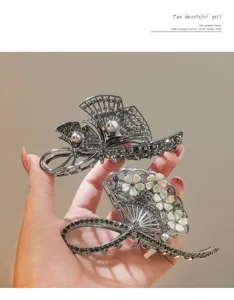 Detailed view of the luxury rhinestone fan metal hair claw, elegant and stylish hair accessory.