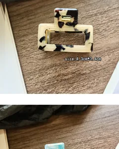 Detailaufnahme der Mini Acetat Haarklammer, Schildpattmuster, kompakte Größe 4,3cm.