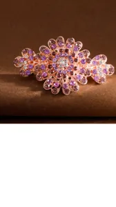 Elegante Strass Haarklammer mit glitzernden lila Kristallen auf roségoldener Metallbasis.