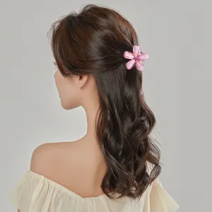 Rosa Blumen Haarklammer von Model getragen, kleines Haaraccessoire für Kinder und Styling.