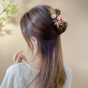 Elegant crystal floral hair claw clip, chic rose gold metal design for women daily hair styling.