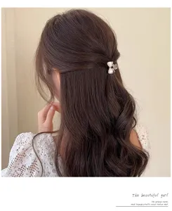 Petite pince à cheveux nœud perle, mini pince crabe élégante pour coiffure femme.