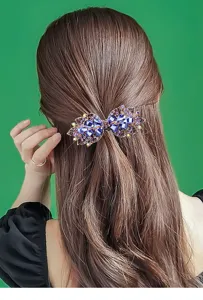 Vista detallada de una brillante pinza para el cabello de diamantes con cristales azules.