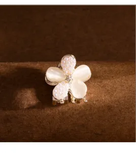 Petite pince à cheveux en forme de fleur avec perles nacrées et pierres œil de chat.